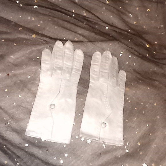 Gloves - Picture 3 of 4